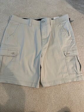 Men’s St. John's Bay Men's Cargo Shorts in Light Khaki - NWT